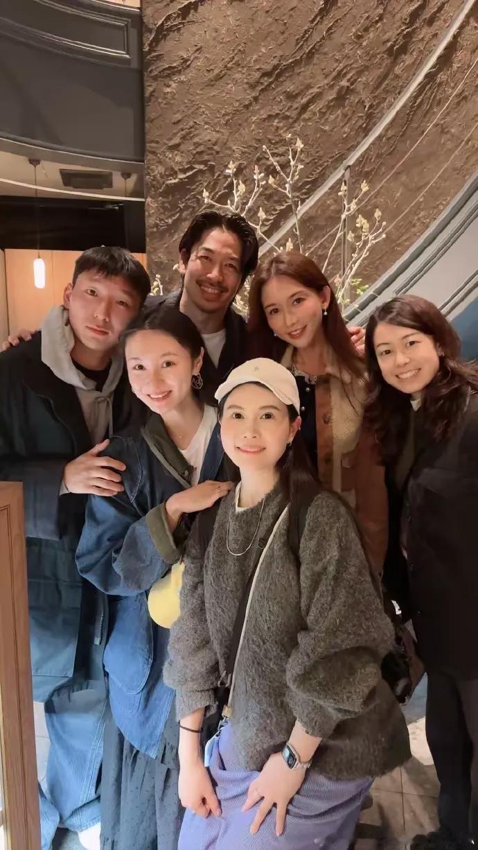 50岁林志玲陪老公聚会，她皮肤白皙状态超好，比阿如那娇妻还显嫩……林志玲结婚