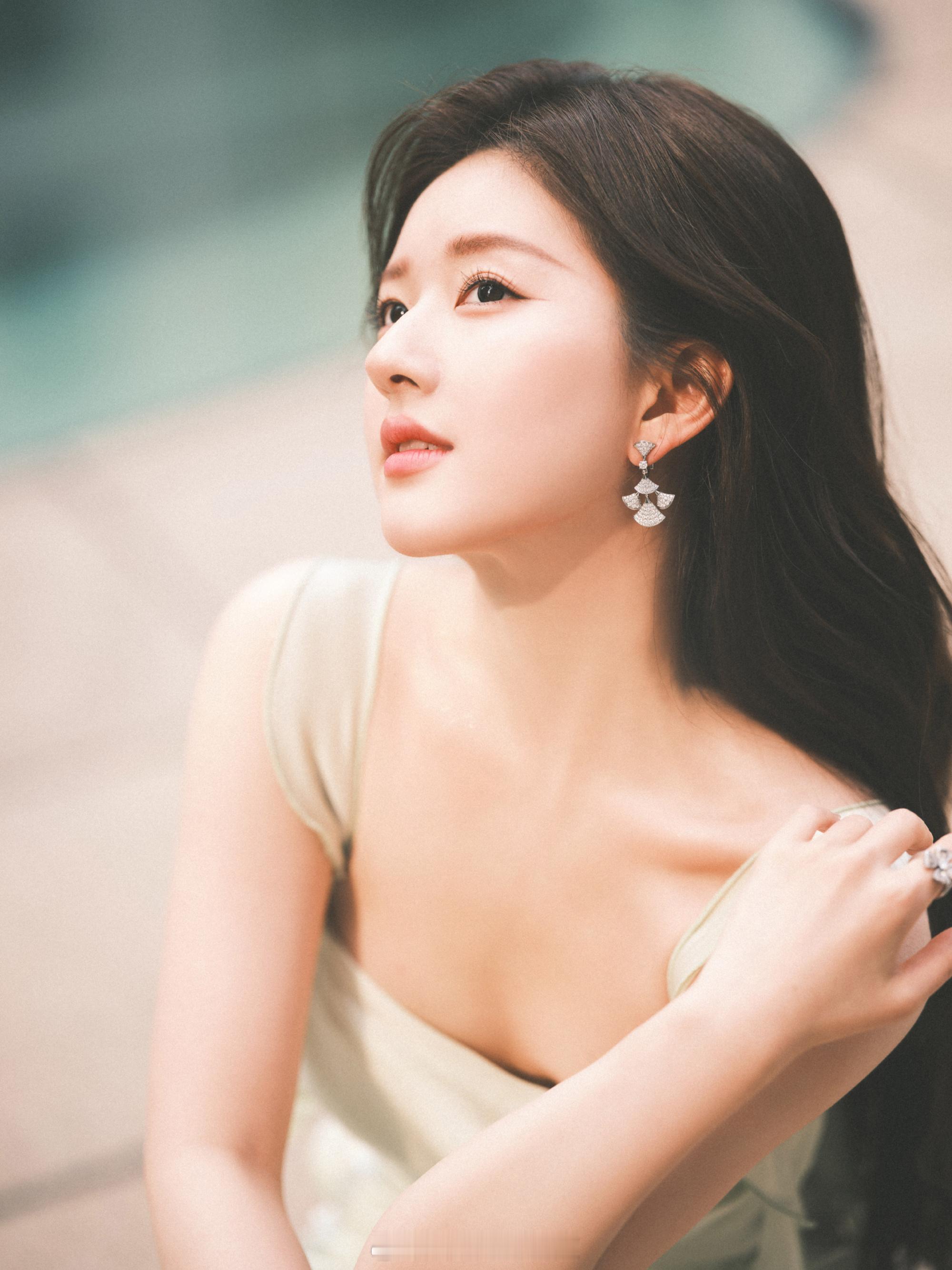 赵露思娇美轻盈香肩美背