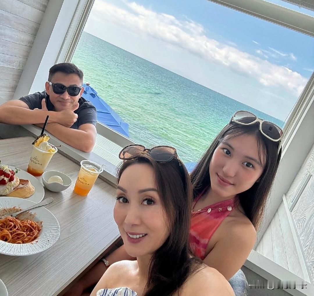 郭可盈和老公林文龙带着15岁女儿到日本海边度假，夫妻俩的互动很恩爱。女儿的长相很