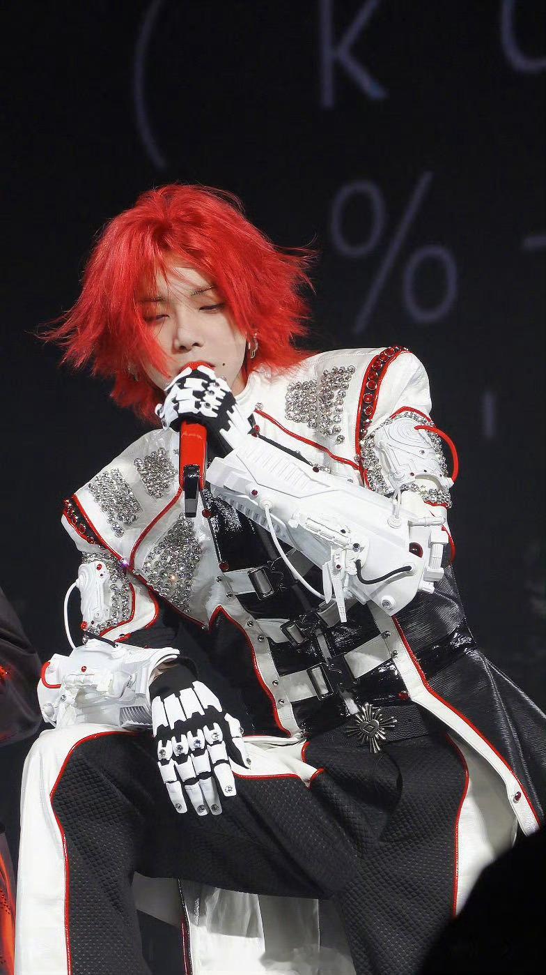 华晨宇鞋带开了皮带松了耳返包掉了年度最忙舞台非花花莫属！一边飙高音一边处理突发状