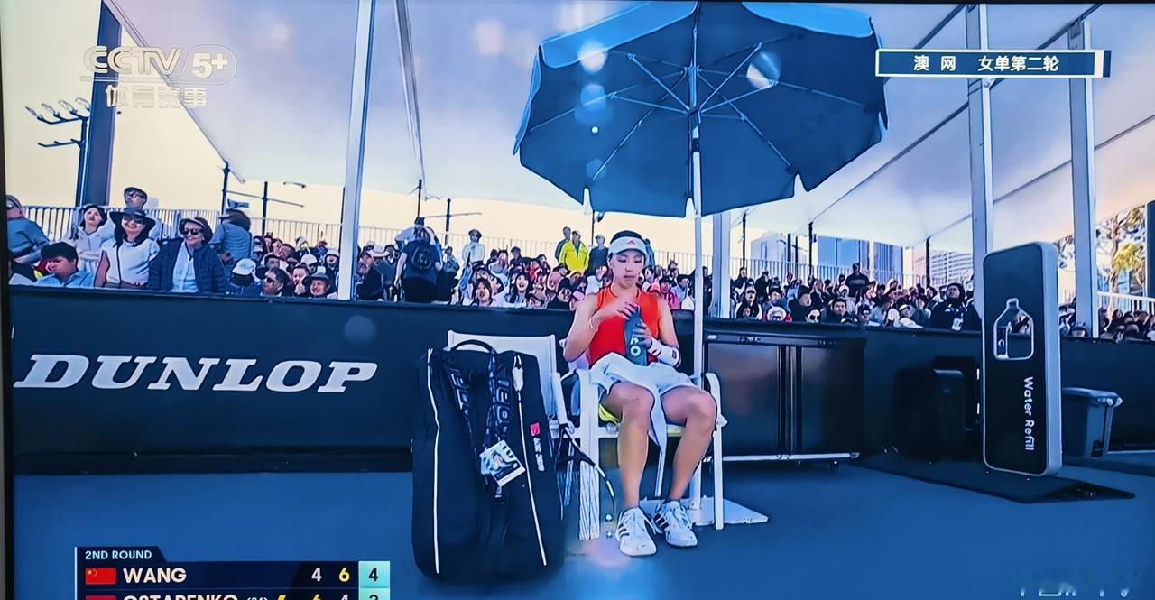 吃晚饭时观看央视CCTV5+播放的澳网赛事录像。这是早些时候王欣瑜对阵奥斯科塔