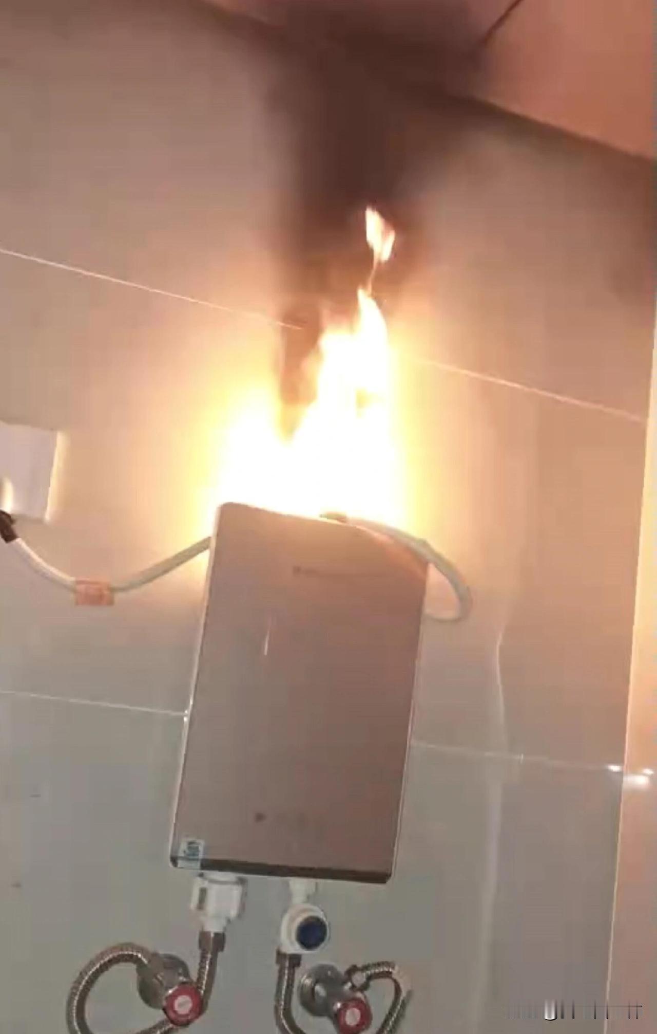 凌晨洗澡🚿热水器突然窜火🔥我整个人都吓傻了！！当时脑子一片空白第一反应就