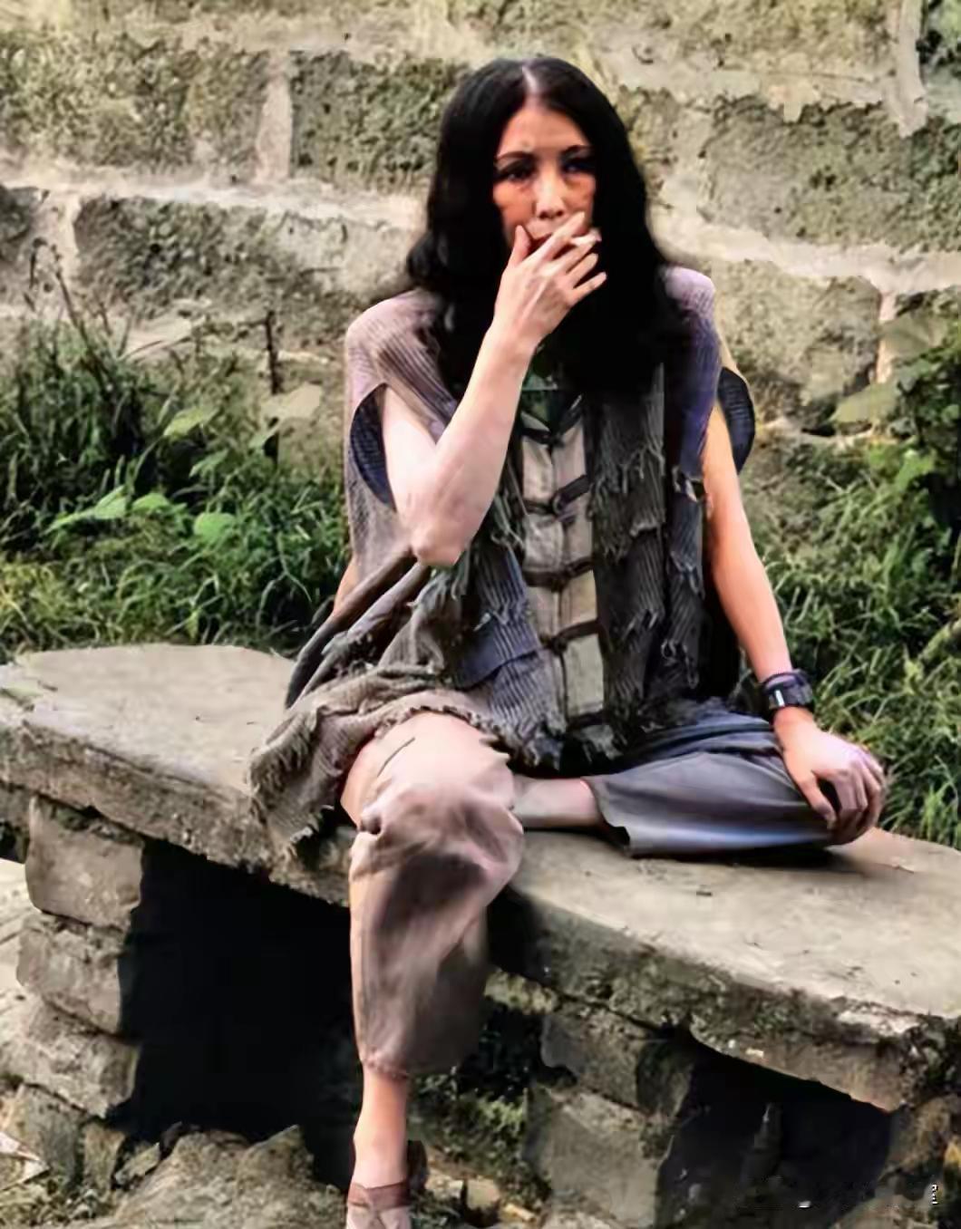 看到三毛自杀前最后公开照，心里一阵唏嘘。三毛本名陈平，一生充满故事。她初二辍学自