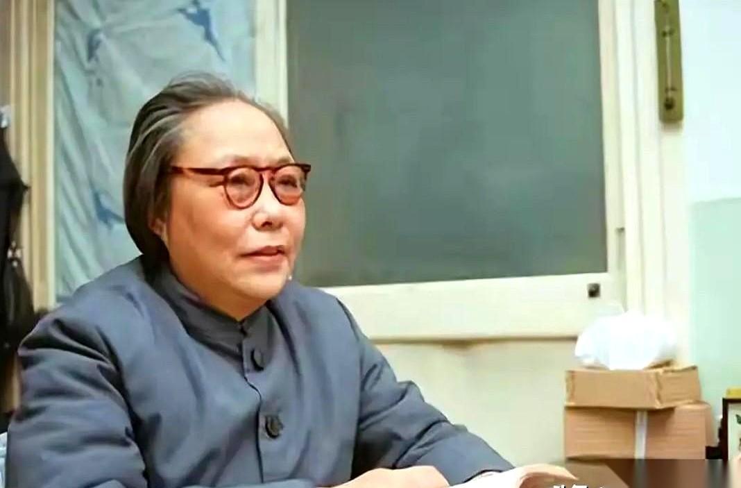 单亲妈妈独居60年，听起来是不是满屏的苦情戏？但如果我告诉你，她前夫是开国元帅