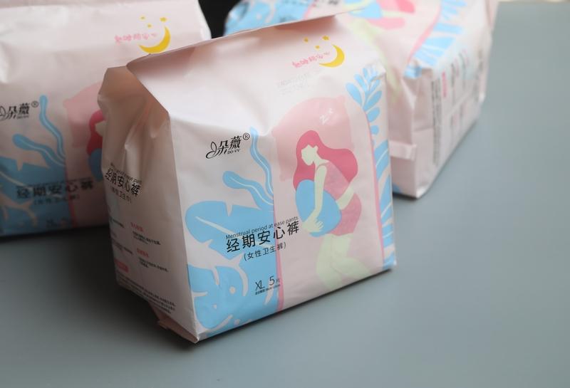 最近张家界这场荒野求生挑战赛太火了。那个唯一的女选手，参赛第二天就来例假，节目组