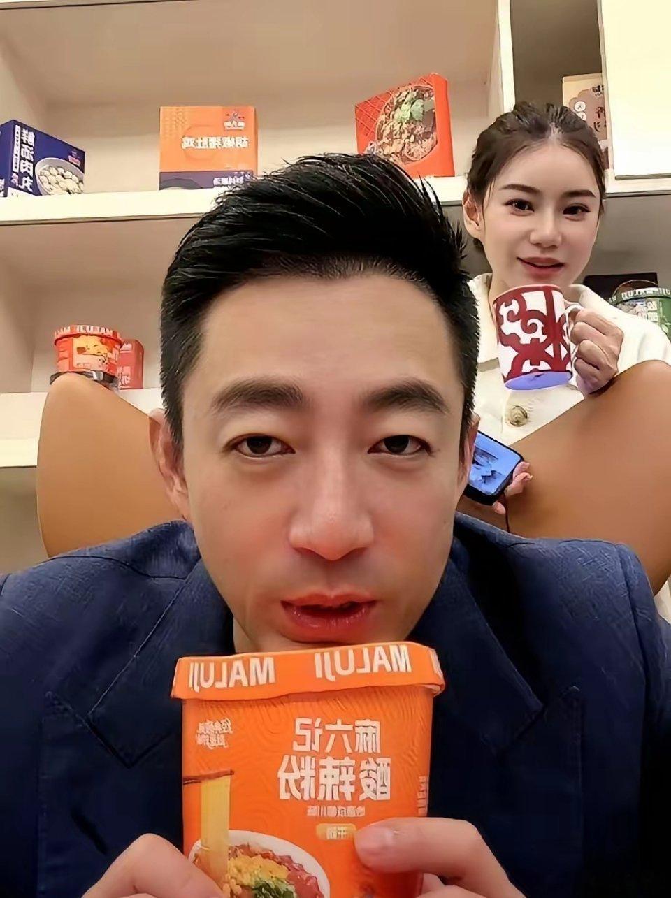 汪小菲真的变了，不像之前一露面就是满脸愁容，两言不合就与人互怼。昨天汪小菲在开播