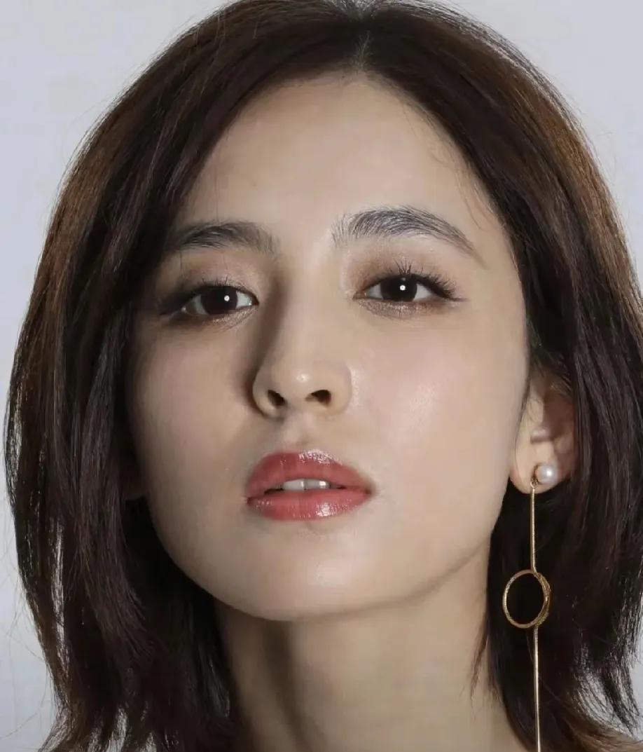 古力娜扎的颜值确实很高，一双迷人的大眼睛，高高的鼻梁，火红的嘴唇，五官上美的挑不