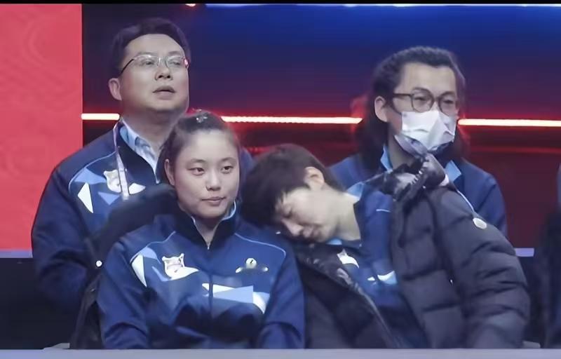德班世乒赛夺冠，王曼昱冲向场边撕掉矿泉水标签——这不是庆祝，是暗号。陪练徐奕的