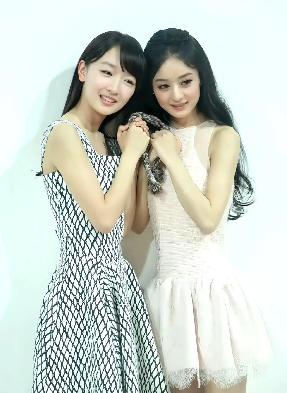 竟然会觉得周冬雨比赵丽颖好看[捂脸哭]难得看到这么青涩的赵丽颖了，除了气质，和现在