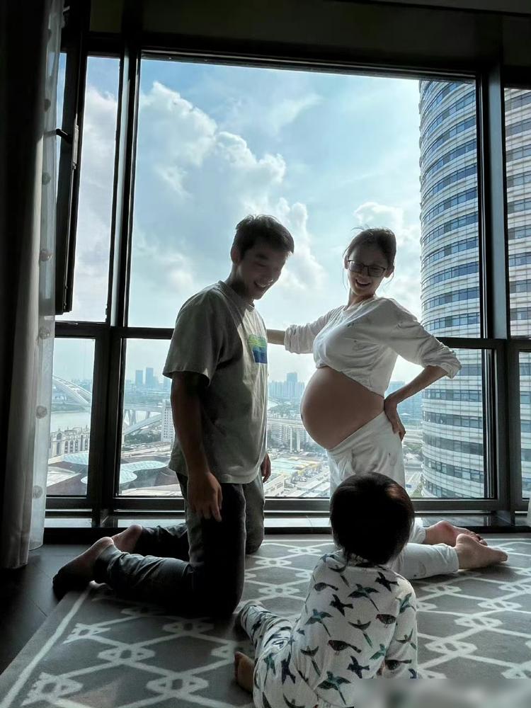 苗苗三年抱仨娃，郑恺却连场婚礼都欠了五年？你以为爱是承诺，她却只有产房。20