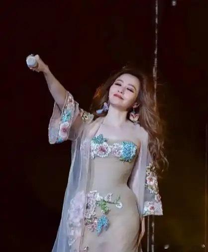 明明穿了好几层，只会忽悠老实人