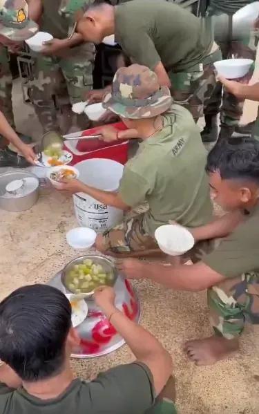 柬埔寨前线士兵的伙食和泰国士兵伙食对比，真是没有尴尬只有更尴尬，柬埔寨士兵的伙食