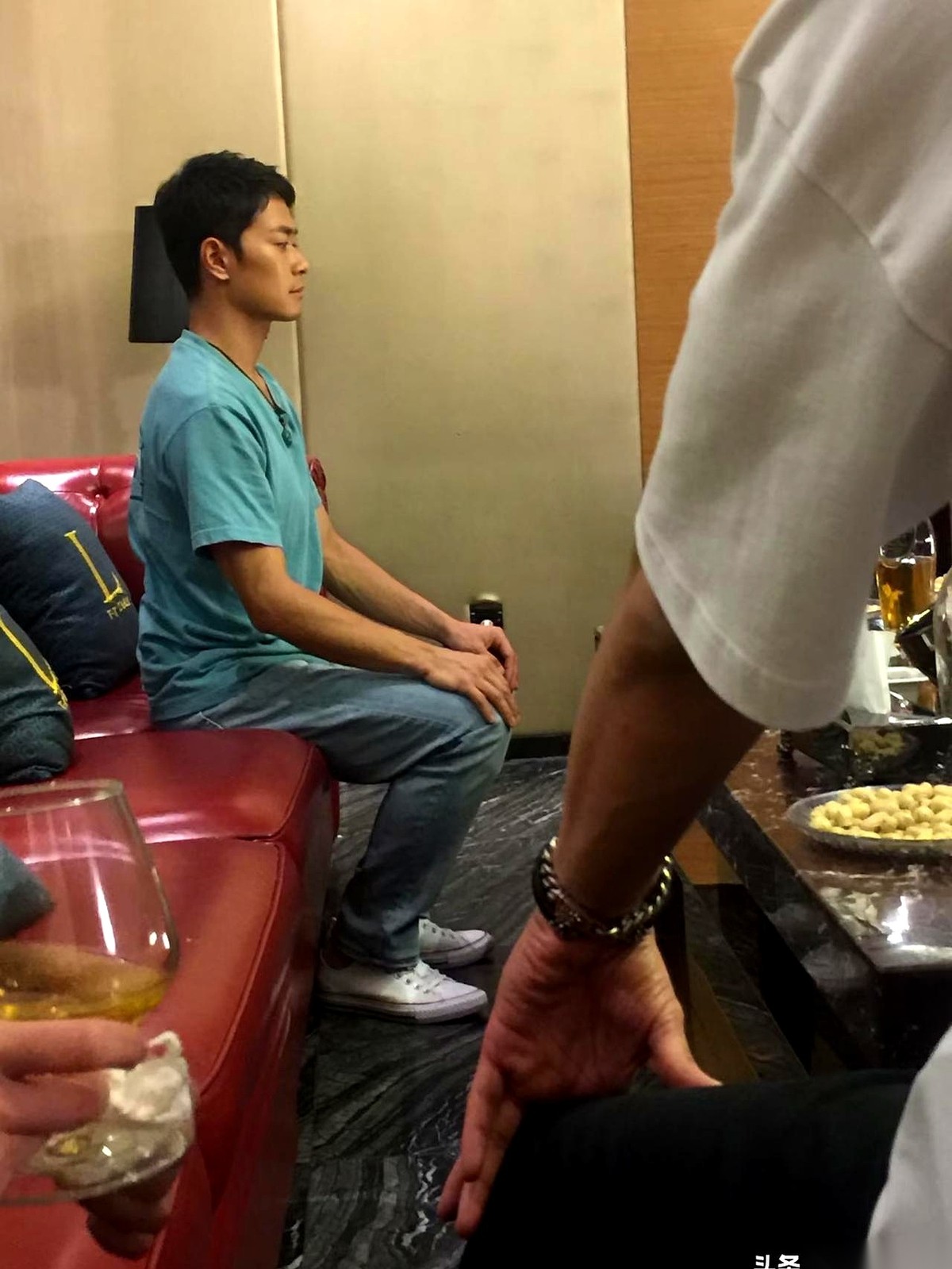 最近翻到曹骏2019年在片场的一组老照片，这画面的反差感属实绝了。别人拍戏空档都在马扎上瘫成一滩泥，