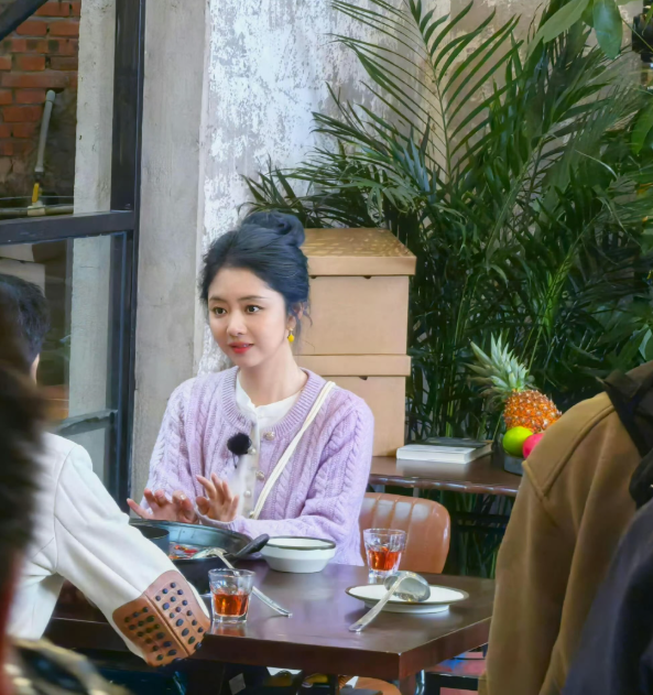 谭松韵上热搜了不是因为她的新剧《我的山与海》即将播出也不是因为她拿到大奖而