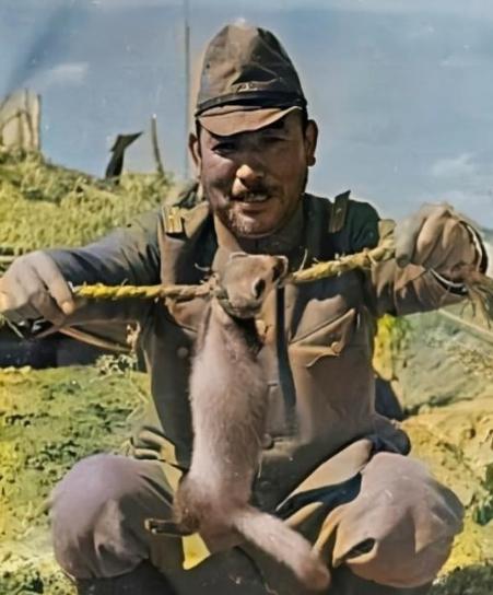 1937年，河北，有个日本军官碰到一只黄鼠狼，二话不说，就抄起一根草绳把它活活勒