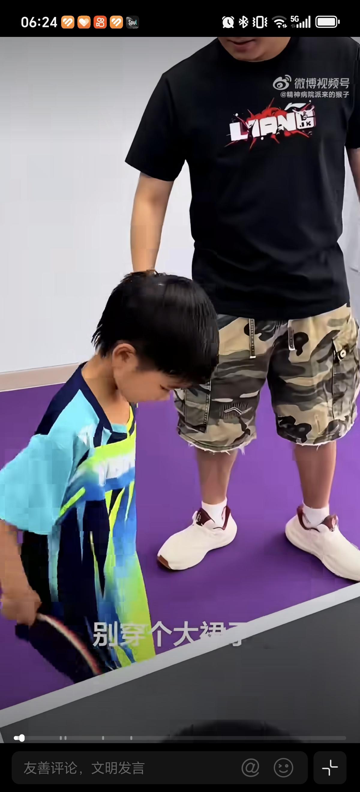 5月31日梁靖崑陪着老婆和孩子打球，梁靖崑拿着个板都能把老大和老婆赢了，老二就是