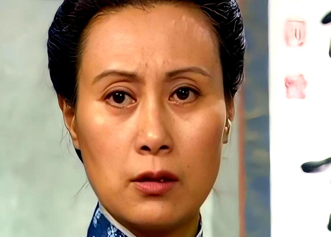 你真以为傅文佩是“圣母”？把虎皮典当给李副官家，害依萍更惨。别傻了，她那哪是