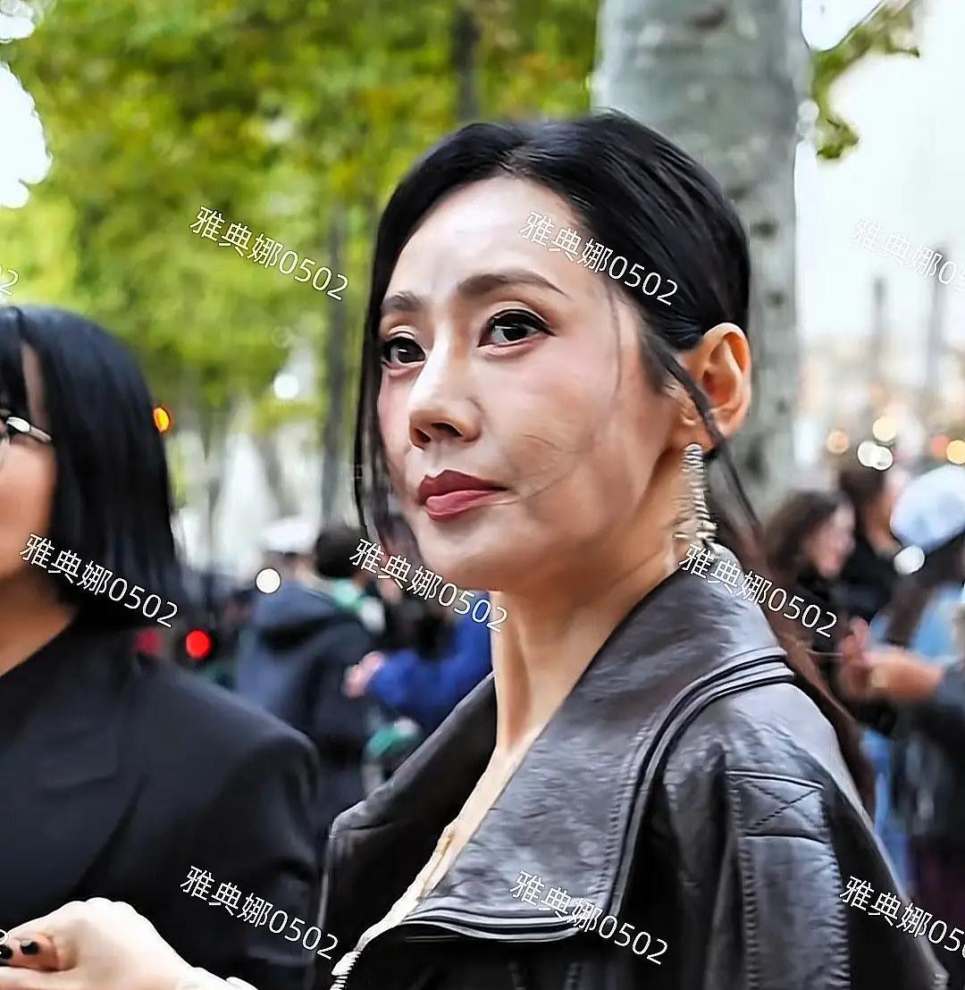 她瘦了，不是病，是演戏。为了演个厌食症律师，46岁从53公斤干到42公斤，肋骨