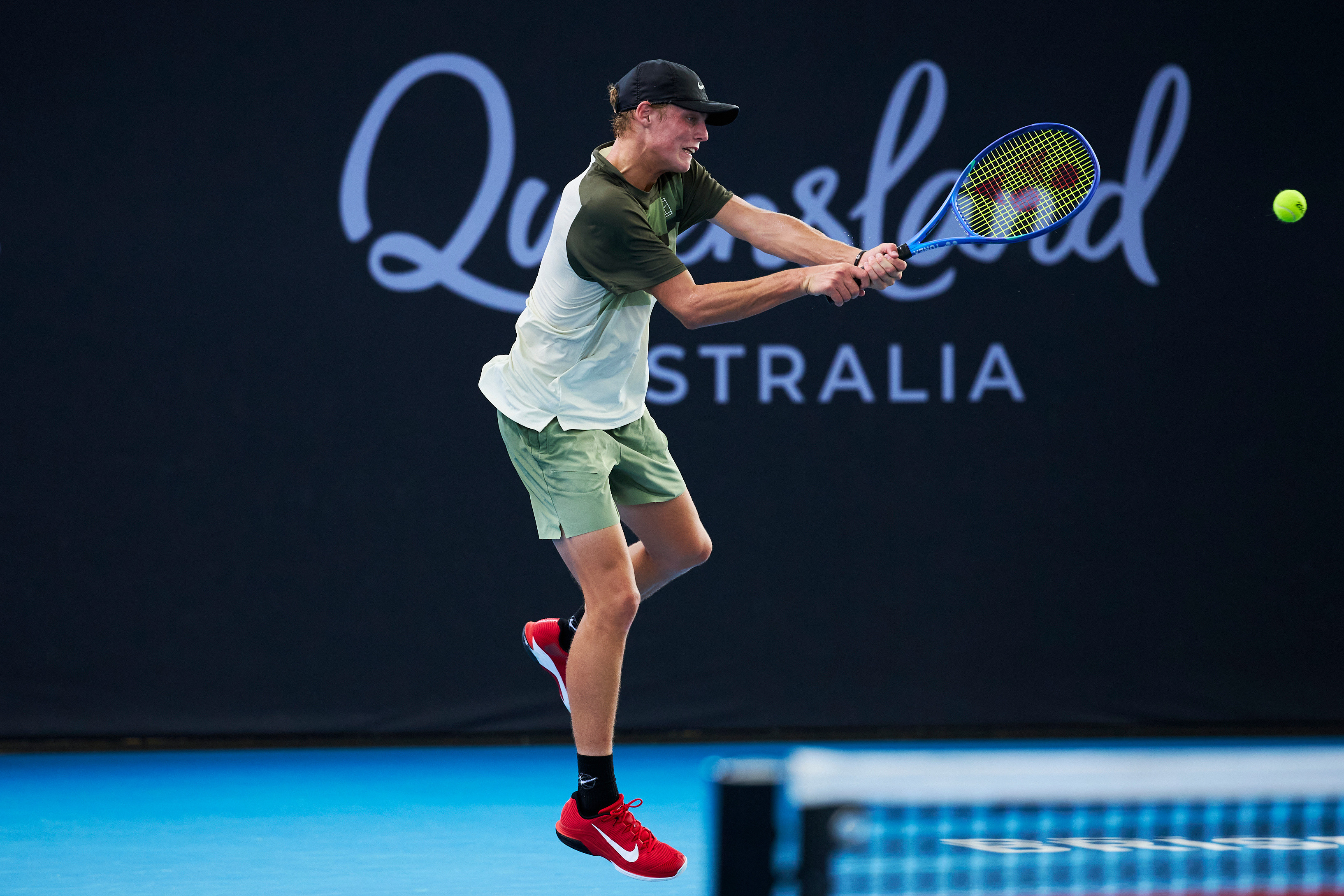 澳洲网球名宿休伊特17岁的儿子克鲁兹亮相布里斯班资格赛，坚定的眼神是否有点熟悉呢