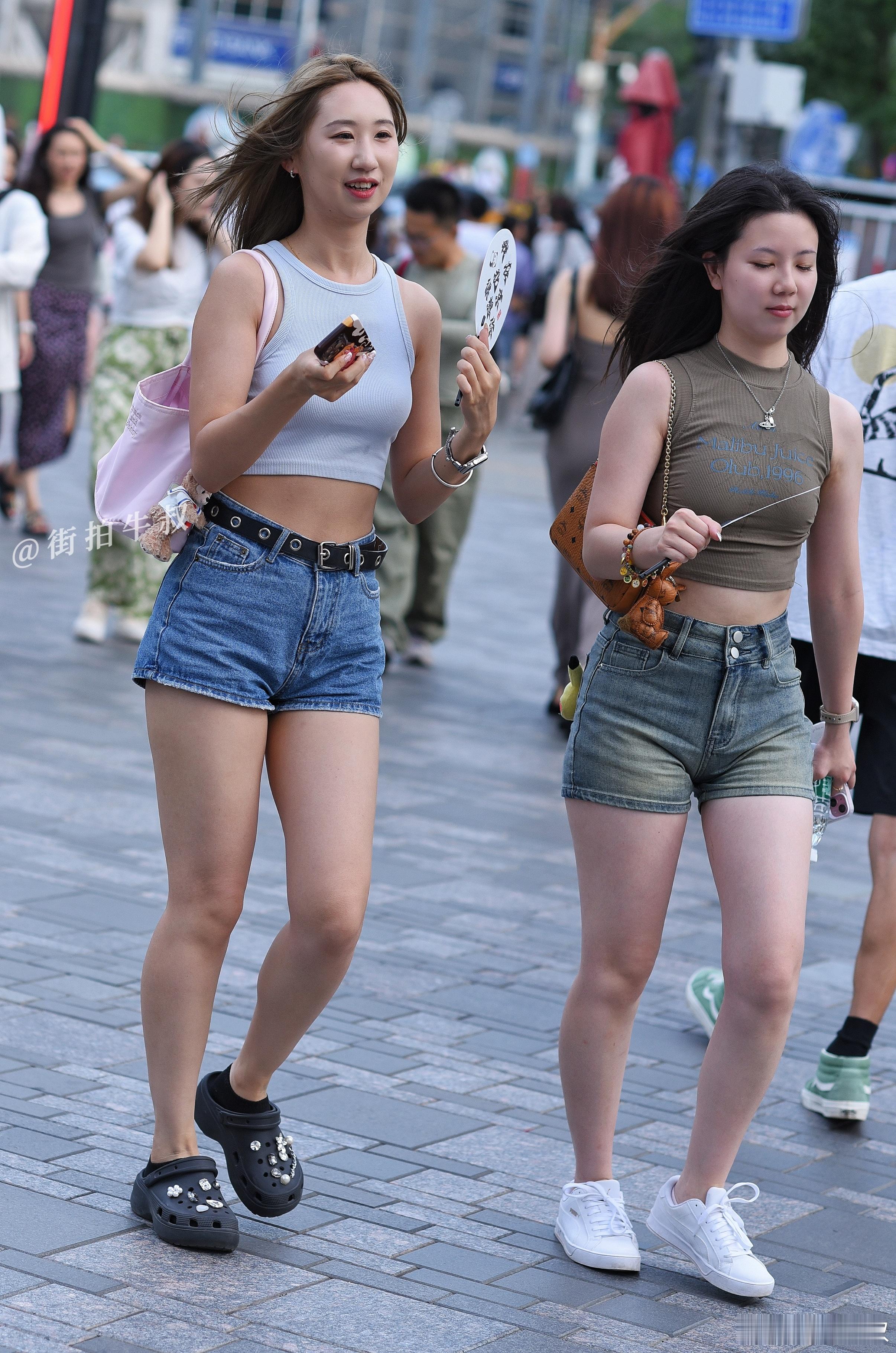 休闲风的牛仔热裤背心