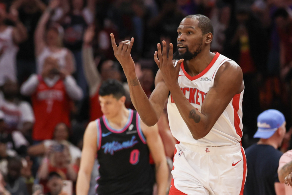 四选一！湖人该让谁去防守杜兰特？杜兰特是火箭进攻核心，防住杜兰特，湖人就成功