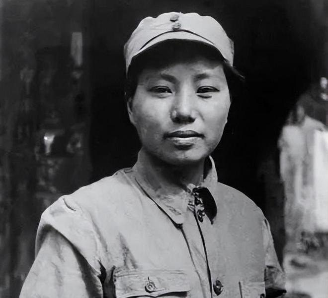 1939年，一个女人带儿子千里寻夫到延安，却发现丈夫已娶女将军，更崩溃的是，丈夫