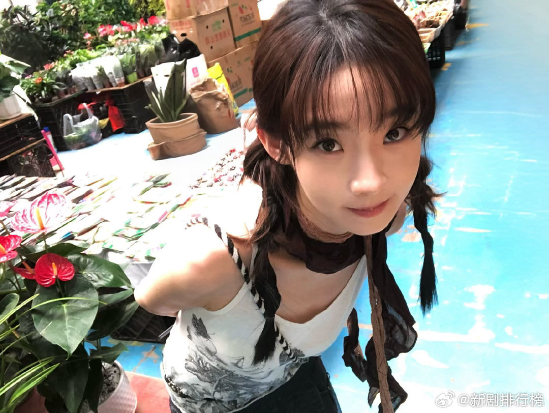秋天的张艺凡张艺凡秋日胶片大片出道七周年解锁秋日田园大片，张艺凡一身复古森系穿搭