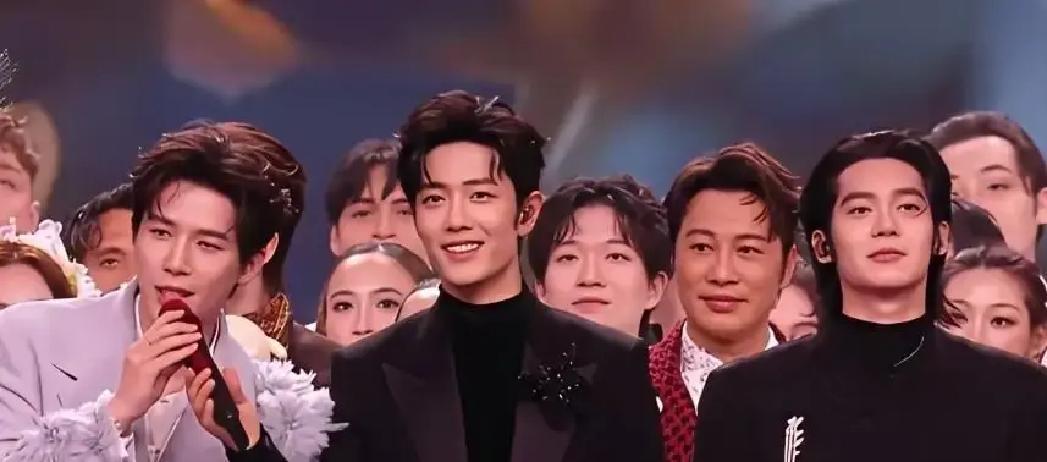 183cm的于适，竟被拍成170？跨年舞台灯光一斜，他站得靠后半步，旁边俩