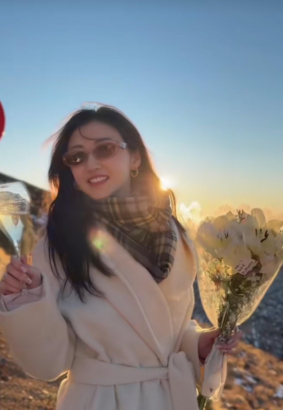 孙宇晨把景甜告了。就那个8月28日刚求完婚、女方还在山顶拿着花和酒又蹦又跳的画面