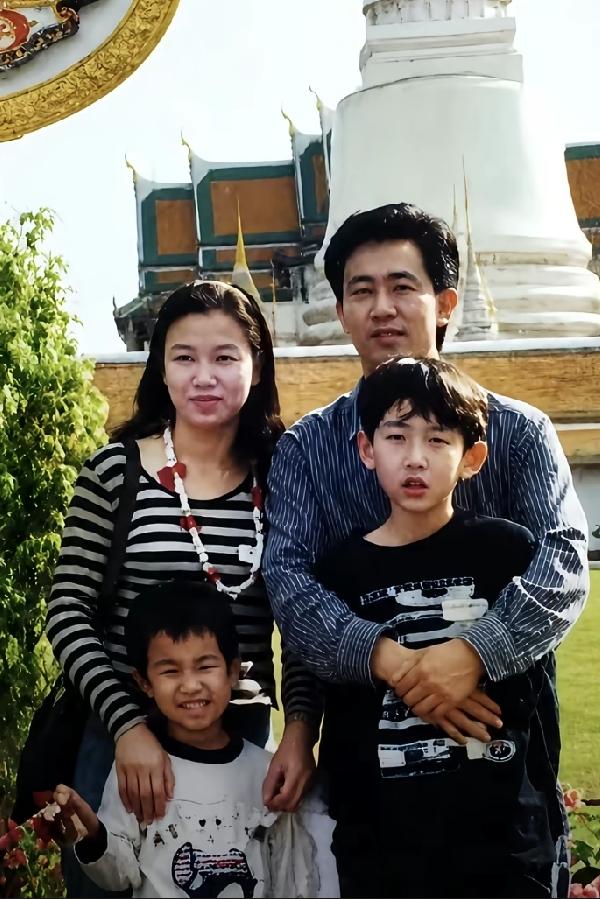许家印两个儿子结局带来的启示，大儿子清华大学毕业，小儿子哈佛大学毕业，如今父子三