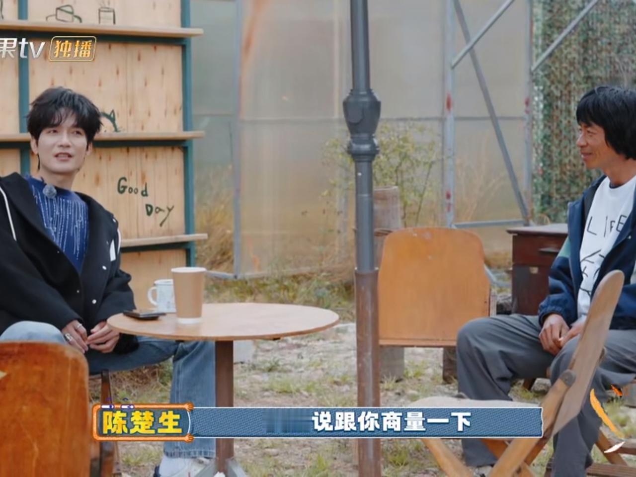 好消息，陈楚生准备在厚米乐园做六毛啦！在今天更新的《快乐老友记》里，楚生与小刀