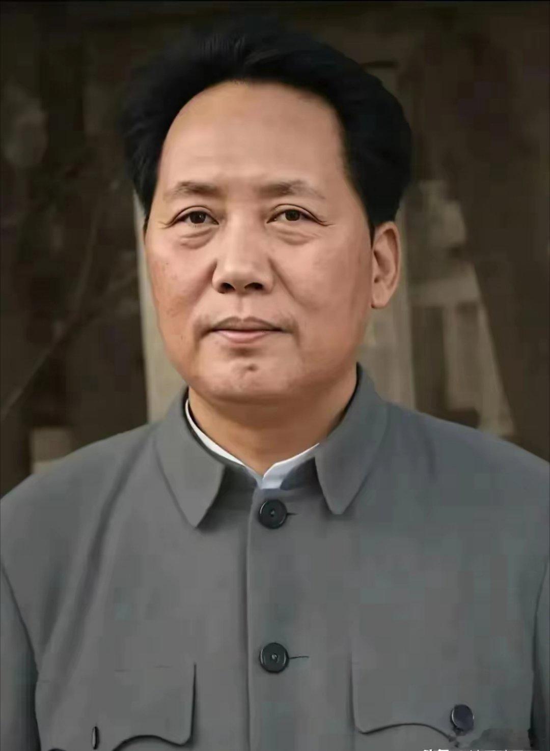 这张照片拍摄于1948年，当时主席55岁，这是他老人家的真实模样。浓眉大眼，双眼