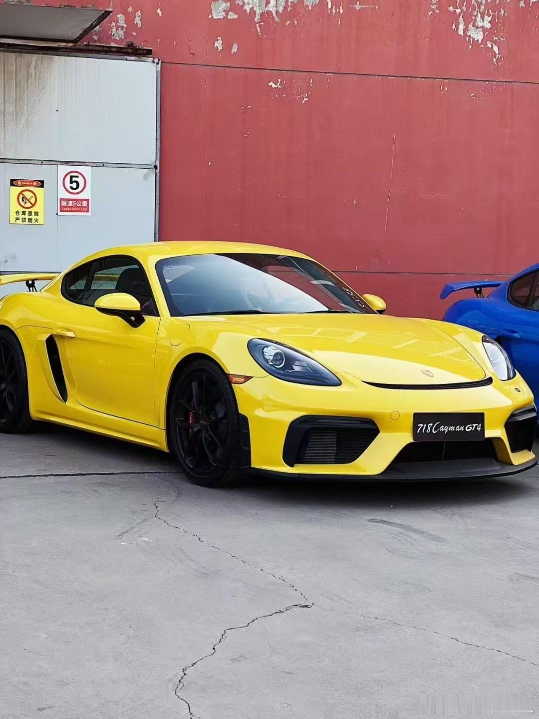 保时捷718caymangt4手波版，竞速黄​​​