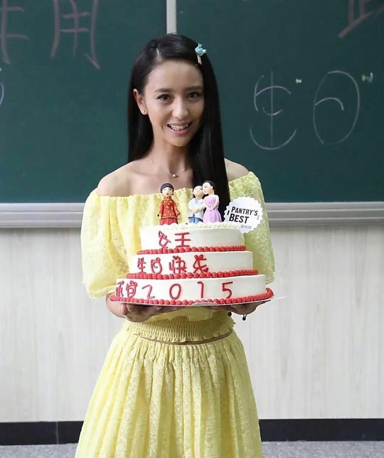 真的就是红气养人啊。2015年的佟丽娅肤色偏黄身形干瘦，影视剧里的出圈美女角