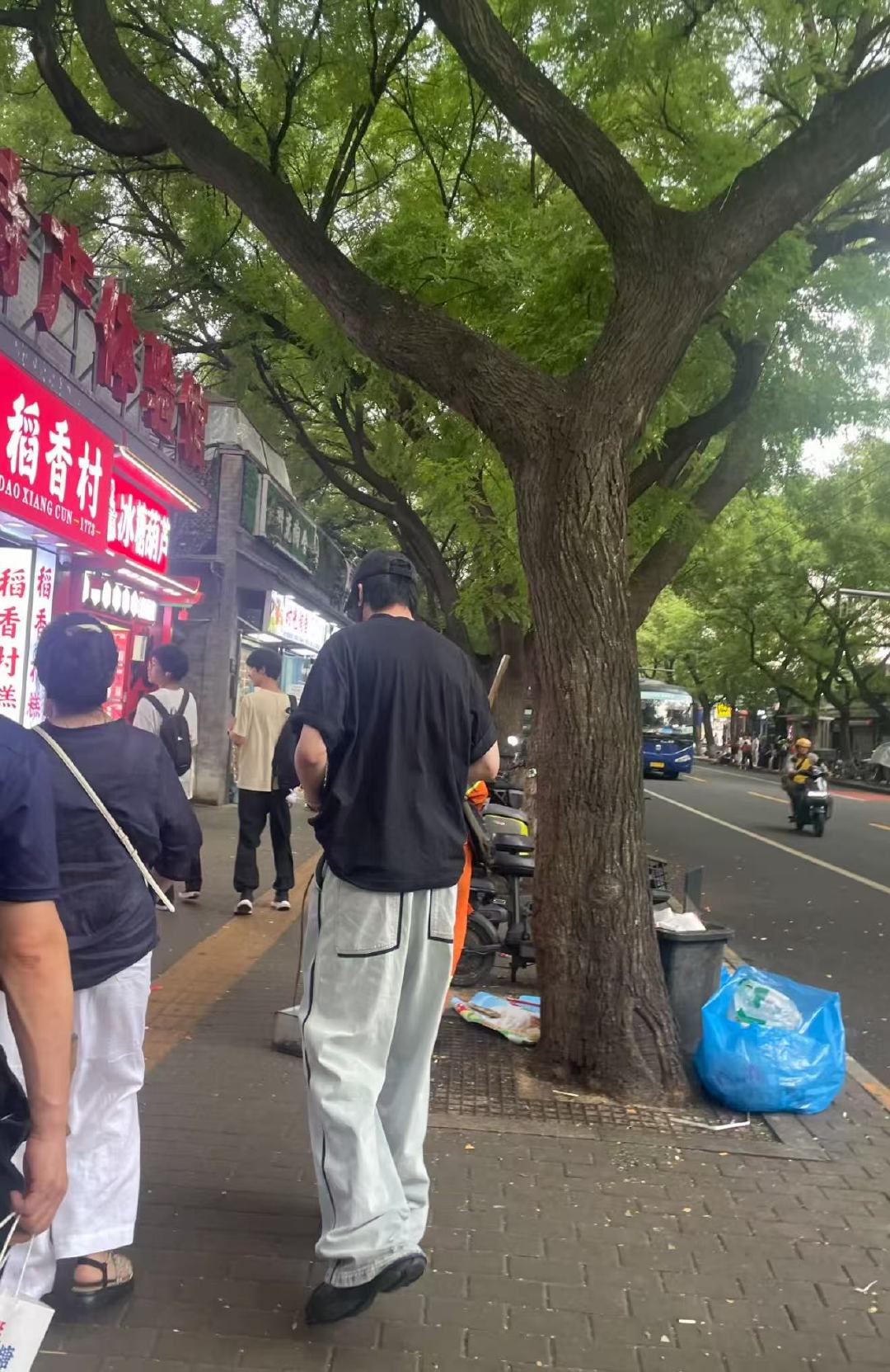 刘宇宁在南锣鼓巷逛街网友在南锣鼓巷偶遇刘宇宁逛街8月15日，有网友发帖在南锣鼓