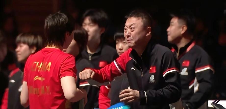 马琳给王曼昱场外暂停时的表情又出圈啦！成都混合团体世界杯第三日比赛，王曼昱女单