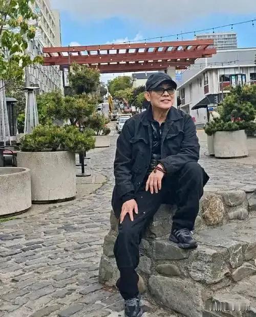 一次李连杰在节目里说，“我太太没有朋友！”鲁豫说，“她是围绕你们的生活，是吧