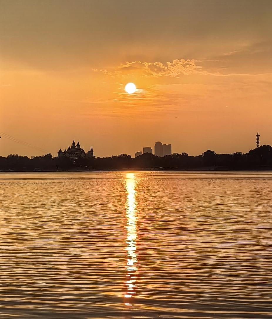 我觉得人总是回忆过去并非是老了。而是现在的生活没有内容。只能靠回忆过去充实自己。