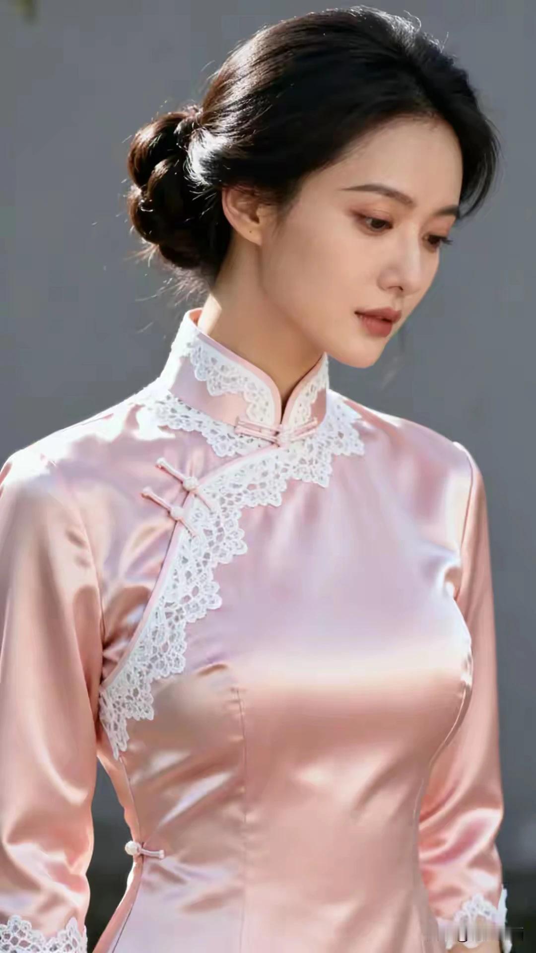 旗袍之美，尽显中华文化的底蕴。粉缎旗袍裹着柔婉，蕾丝勾出清雅。盘发垂落几缕碎发，
