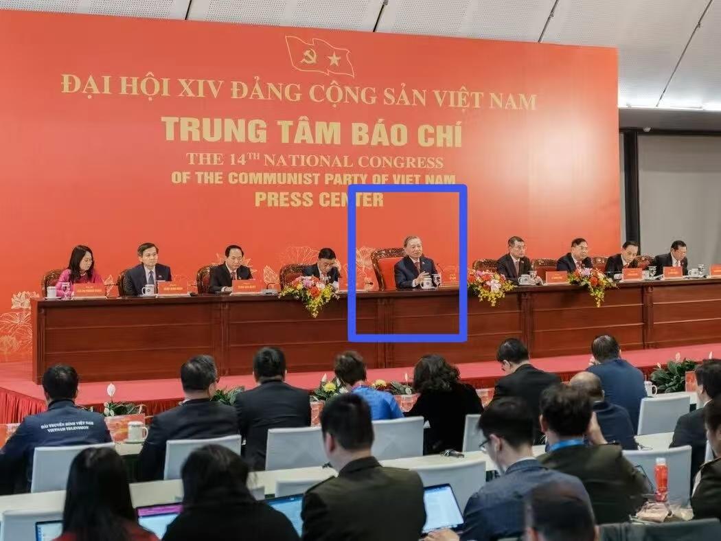 视觉符号！在越南开大会等正式场合，可以看到苏林的座椅明显更宽大，比旁边的陈锦秀、