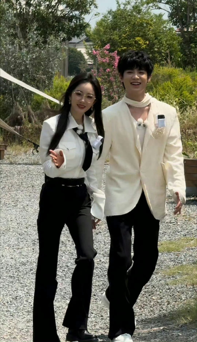 杨幂年龄虽然不小了，但是身材还是很不错，又瘦又有肉，状态真的太好了！