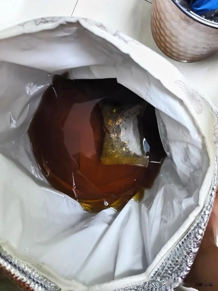 我妈让我三伏天泡花椒水，天天说天天说，我就泡了。结果泡完第一天，我就窜稀了。[捂