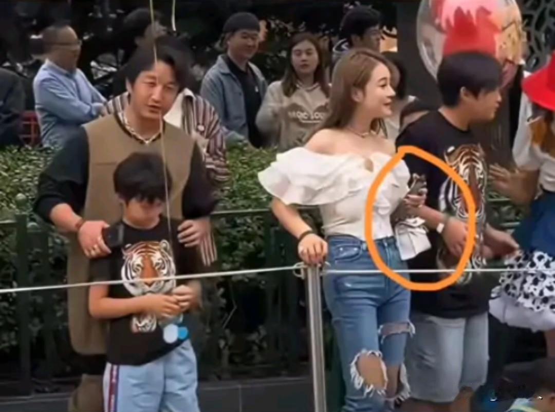 冉莹颖出门背的是爱马仕，打扮的洋气十足。在一旁的邹市明跟个大妈似的，像孩子的保姆