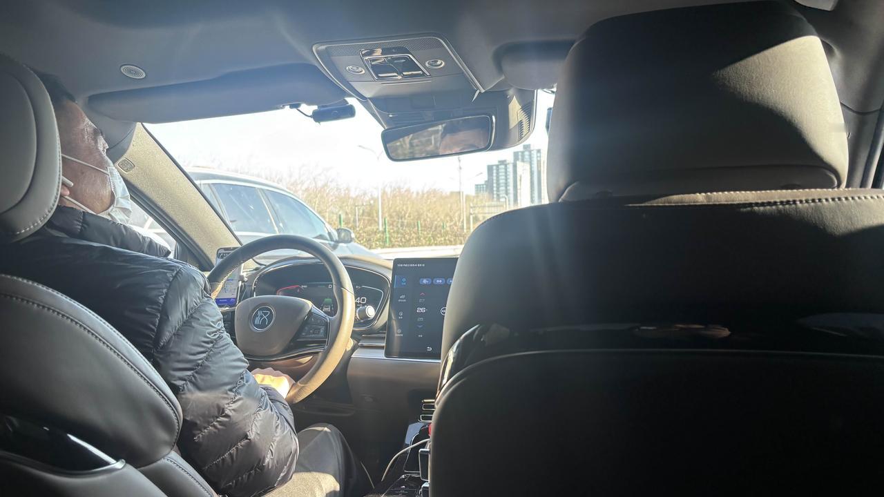 打了辆比亚迪汉，纯电版的，官宣续航605公里，司机说现在只能跑300公里，电池冬