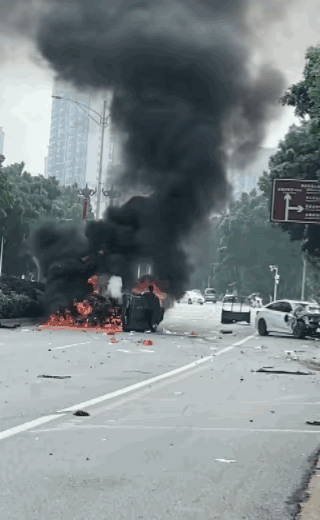 钟威徒手拉车门救人后续：当地政府正在为其申请见义勇为！视频能看出：当时火焰温度