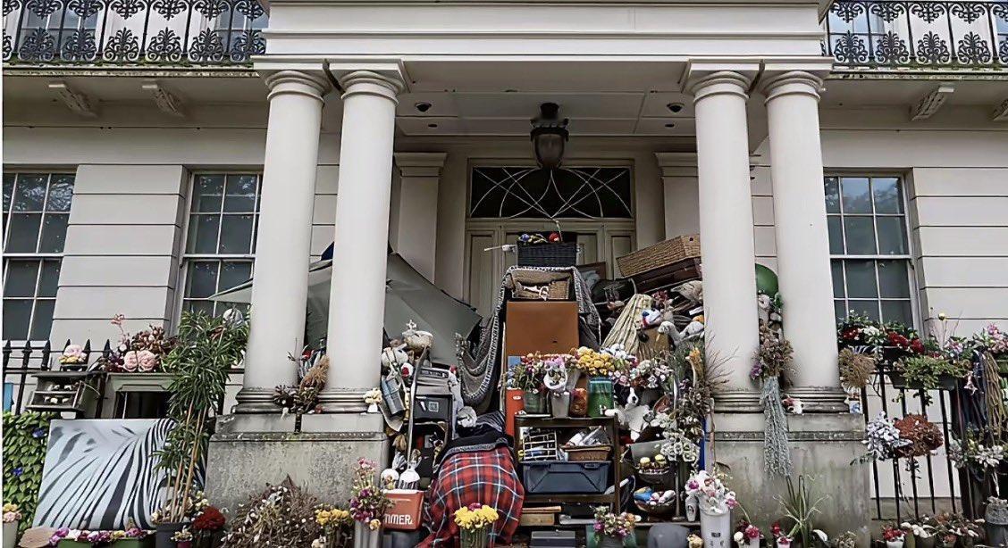 许家印前妻在伦敦的顶级豪宅，如今早已荒废无人打理，流浪汉长期盘踞在大门口霸占