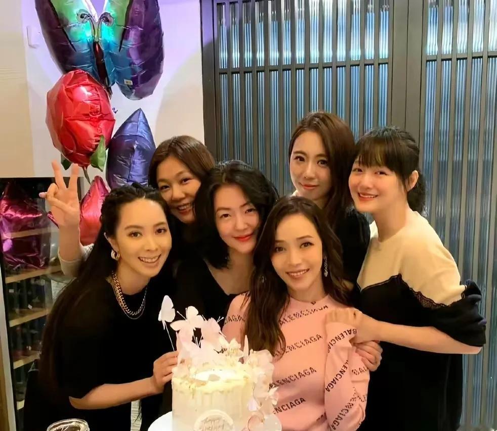 生完孩子前几年会母性泛滥，超级爱！但是随着激素的变化，加上周遭的压力，爱真的会慢
