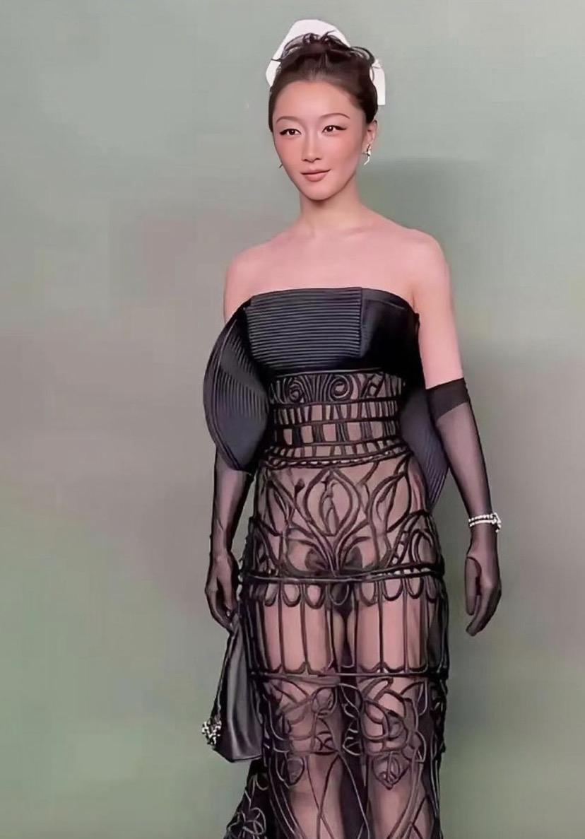 周冬雨这穿的是什么呀！刚出道时多清纯甜美一个女孩子啊！难怪吴京劝女孩子不要进