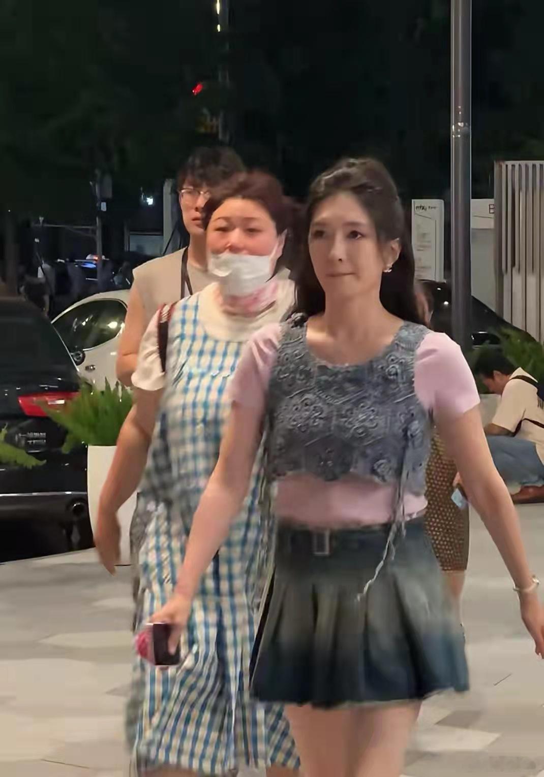 第一张江疏影怎么看着有谢娜的影子？​​​