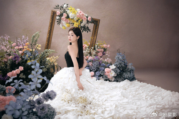 吴宣仪蛋糕白裙吴宣仪蛋糕白裙好美，好有油画的质感的呀，完全像一块香香软软的小
